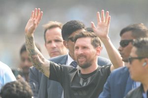 Kekacauan di Kolkata: Fans Lempar Kursi & Botol Usai Kunjungan Singkat Lionel Messi ke Salt Lake Stadium