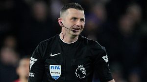 5 Wasit Terbaik Dunia 2025: Michael Oliver Masuk, Wasit Liga Inggris Masuk